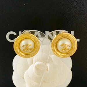 Authentic CHANEL Coco Mark Pearl Earrings w/Gold Logo & RoundChain bsj393-121225
